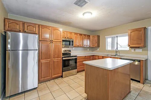 Foto del edificio - 8134 W Flower St