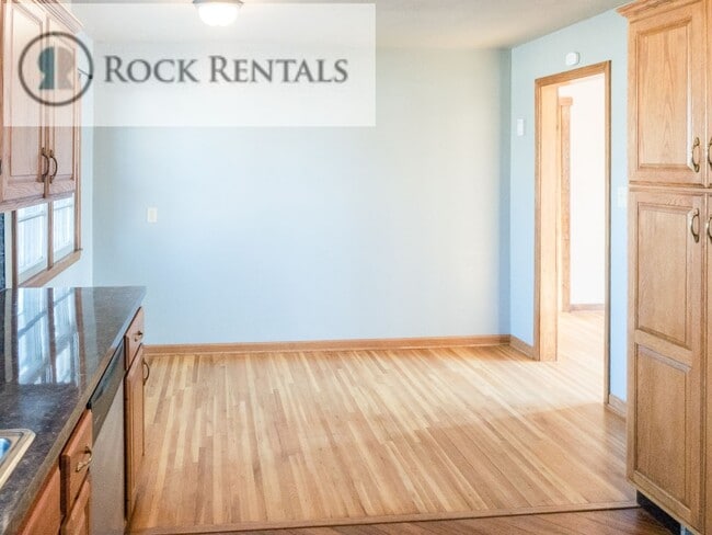 Foto del edificio - 2 Bed 1 Bath with Garage and Full Basement