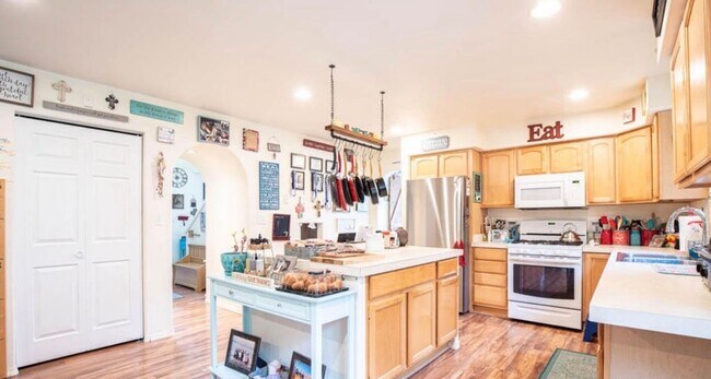 Foto del edificio - 5 bedroom Home on half acre in Palmer! Fantastic location, close to everything, great commute loc...