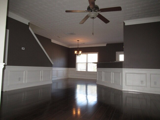 Building Photo - Step to the sophisticated side!