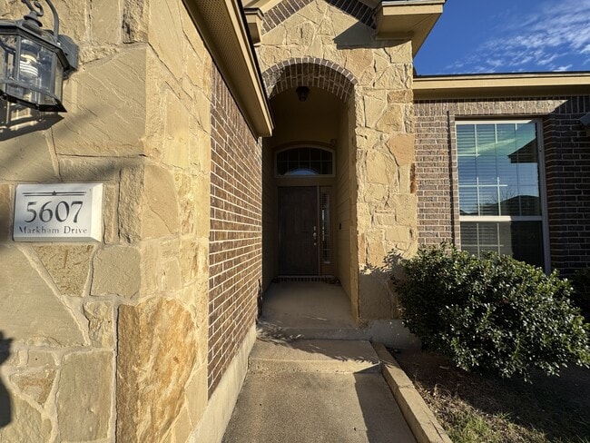 Foto del edificio - 5607 Markham Dr