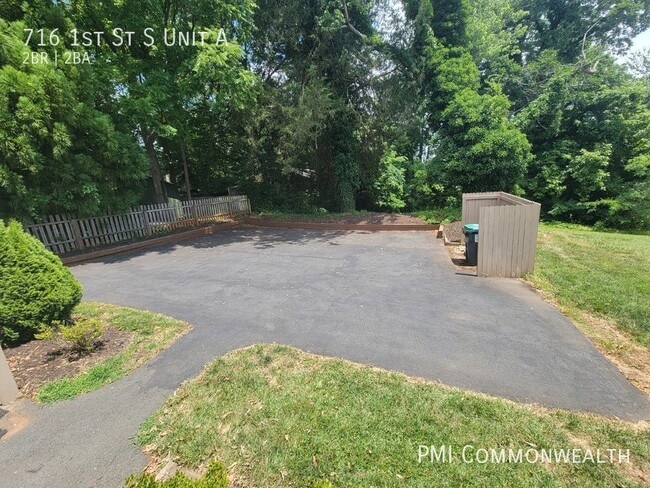 Building Photo - 2 Bed / 1.5 Bath First Floor Duplex (Avail...