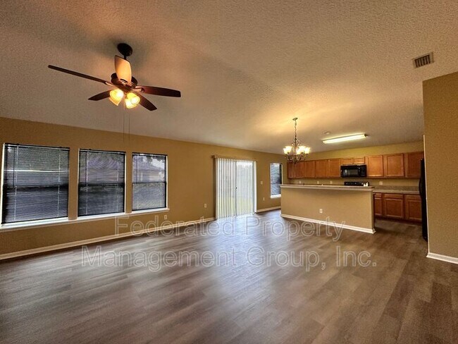 Foto del edificio - 2231 Brian Lakes Dr E
