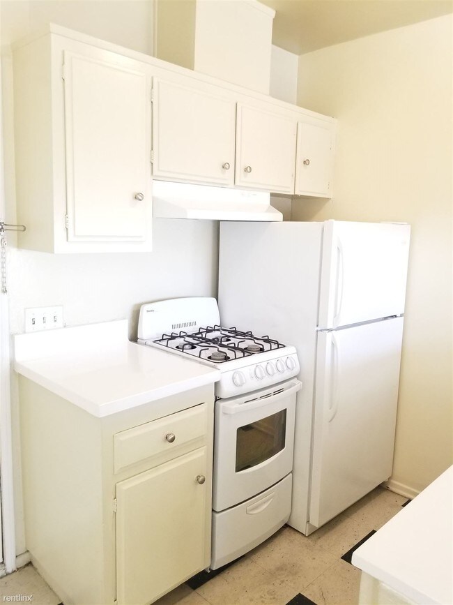 Building Photo - Studio, 1 bath  - 1154 N Gower St
