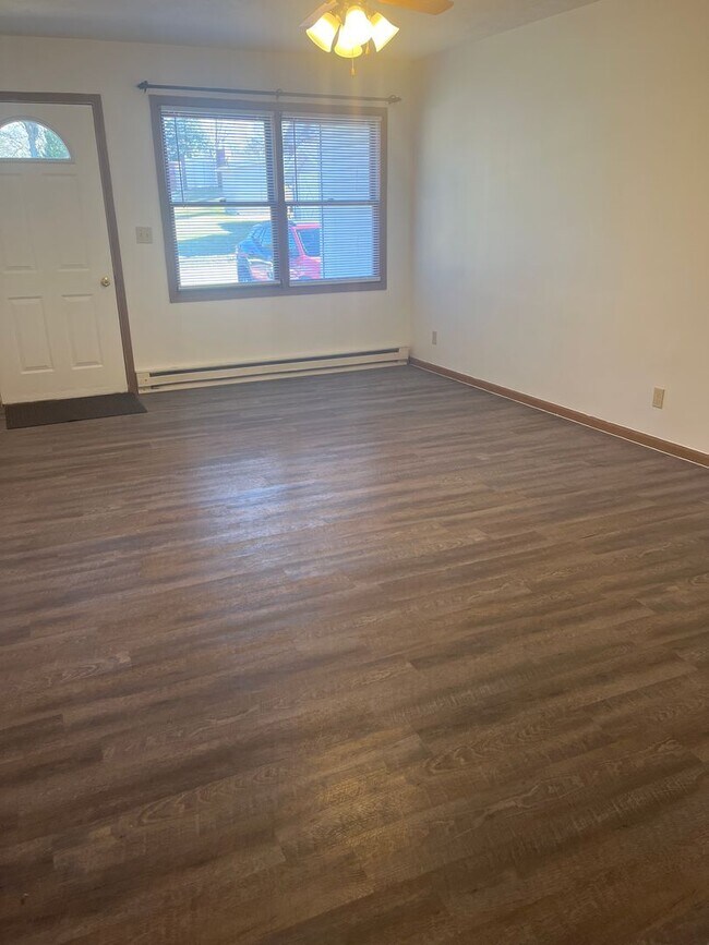 Building Photo - Remodeled 2 Bedroom