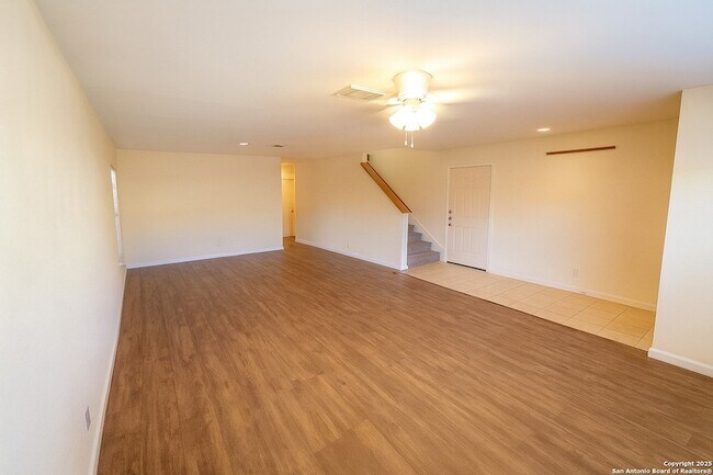 Foto del edificio - 8811 Breezefield