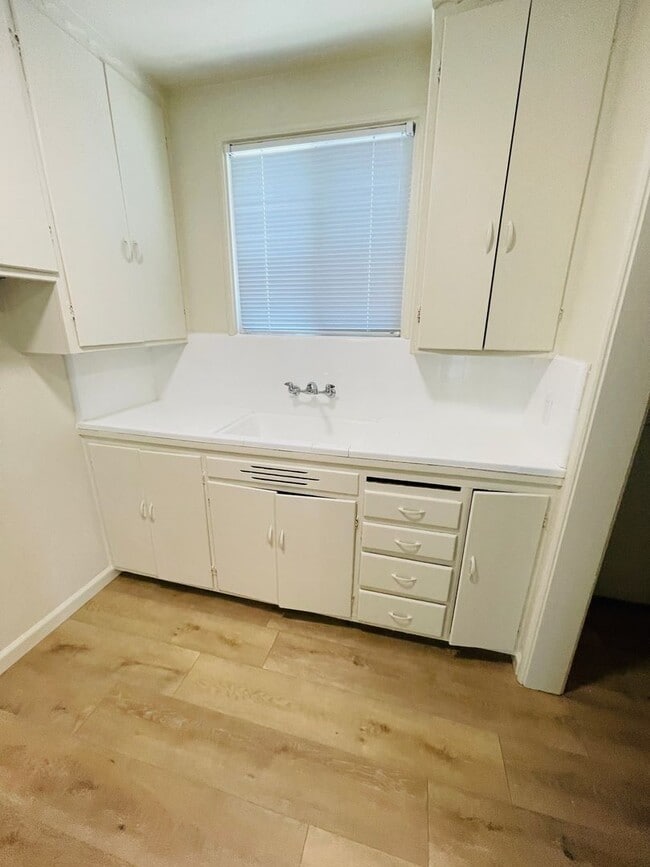 Building Photo - 2 Bedroom unit with parking