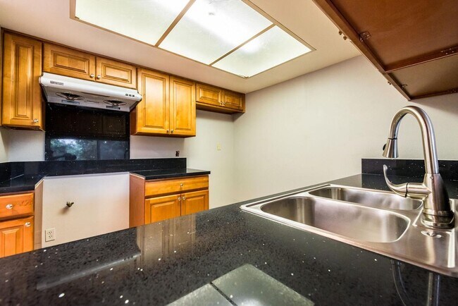 Foto del edificio - Modern Style 3 Bed / 3 Bath Townhouse + Bonus Room in North Alhambra!