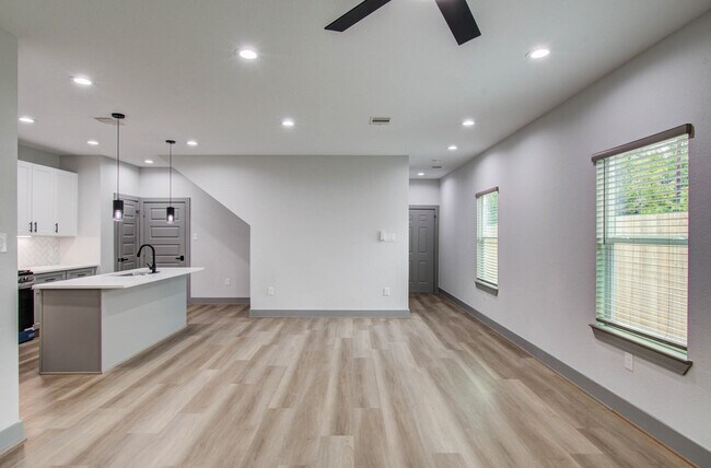 Building Photo - 1063 South Ln