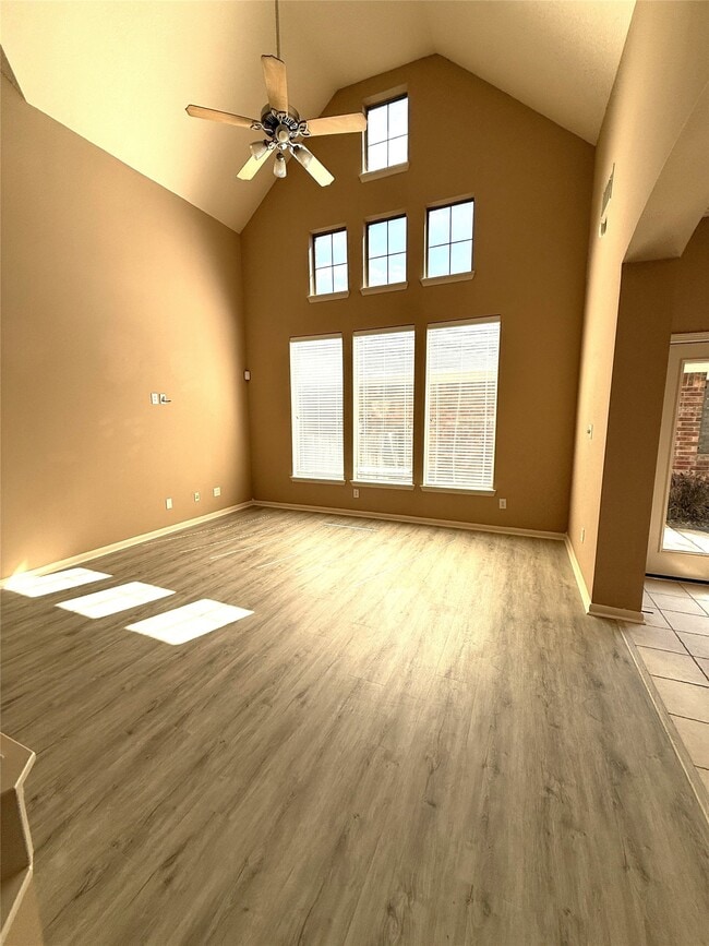 Building Photo - 3305 Knollcrest Ln