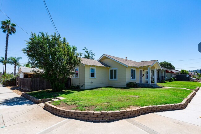 Building Photo - 303 S Sunshine Ave