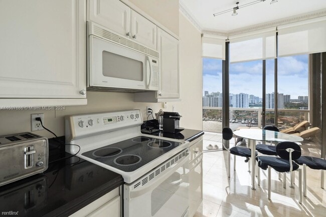 Building Photo - 3 br, 2 bath House - 3600 Yacht Club Dr Ap...