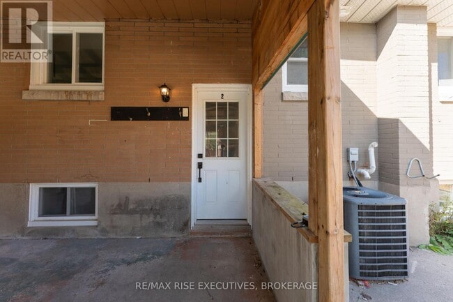 Building Photo - 740-740 Collins Bay Rd