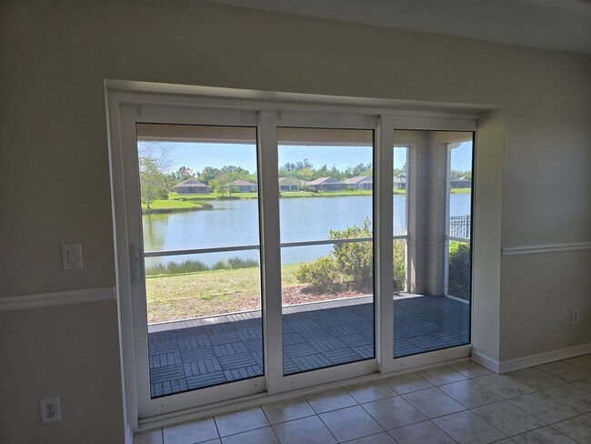 Foto del edificio - Stunning Lakefront Home with Magnificent Unobstructed Water View