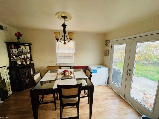 Foto del edificio - 3327 Lakecrest Rd