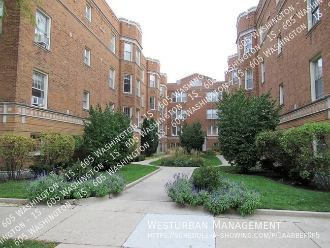 Building Photo - Central Oak Park Condo