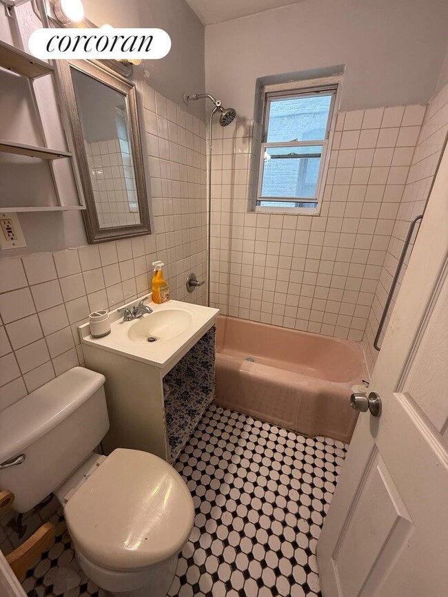 Foto del edificio - 415 E 187th St