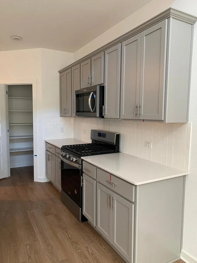 Foto del edificio - Room in House on Lubeck Dr