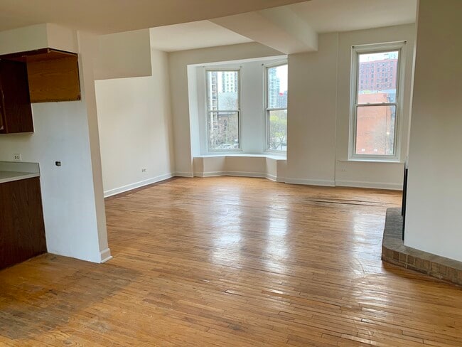 Building Photo - 127 W Maple St