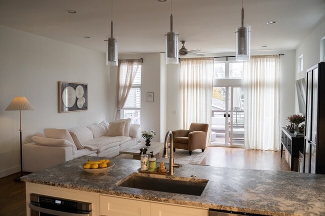 Building Photo - 424 36th Ave N