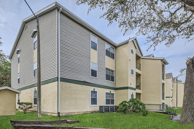 Building Photo - GOLDEN OAKS