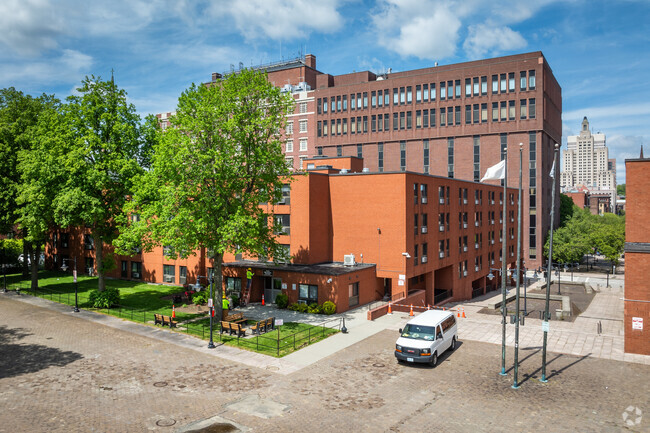 Entrada frontal - Cathedral Square Apartments II