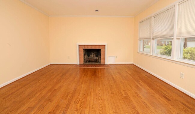 Foto del edificio - Charming Brick rancher close to CNU
