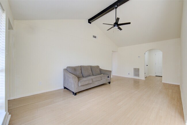 Foto del edificio - 7838 Royalwood Dr