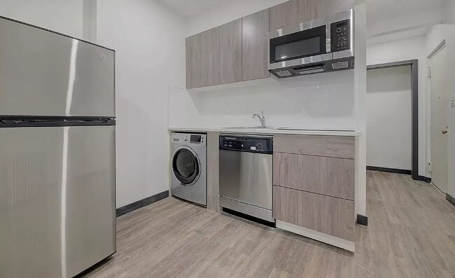 Building Photo - 439 W 46th St