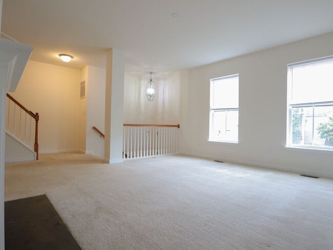 Building Photo - City Living with Parking: 4-Bedroom Townho...