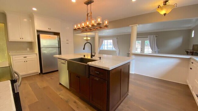 Building Photo - 3061 Sunrise Cir
