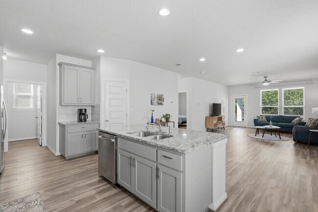 Building Photo - Modern 3BR Home with Main-Floor Primary!