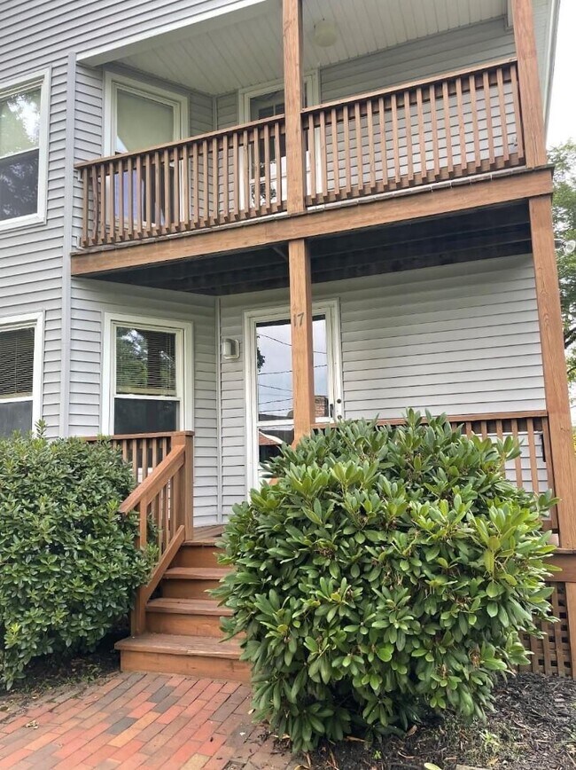 Entrada - 17 Leland Ave