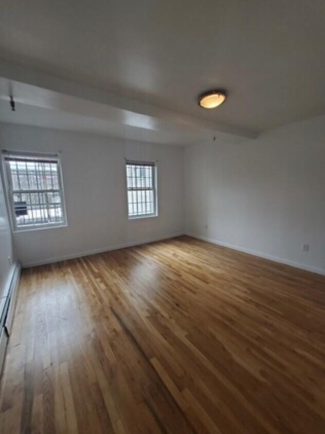 Building Photo - 71 Graham Ave