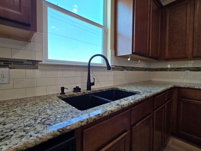 Foto del edificio - RENT REDUCTION & NEW IN MANAGEMENT - AVAIL...