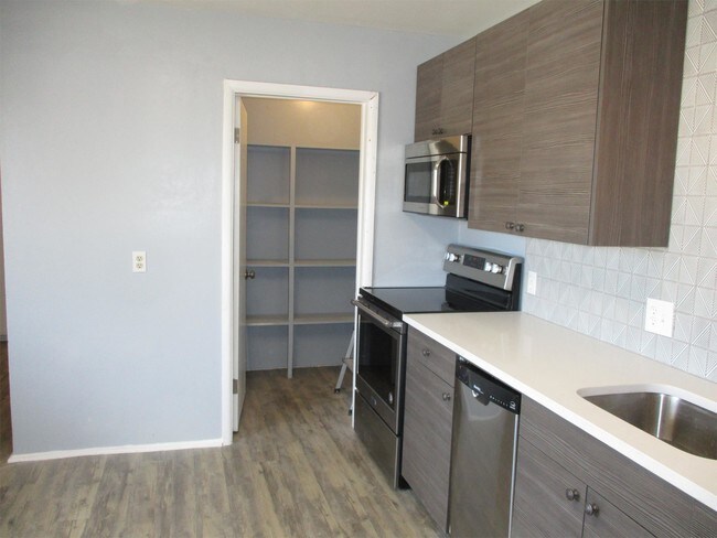 Building Photo - 833 Meade St