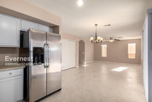 Foto del edificio - 42581 W Michaels Dr