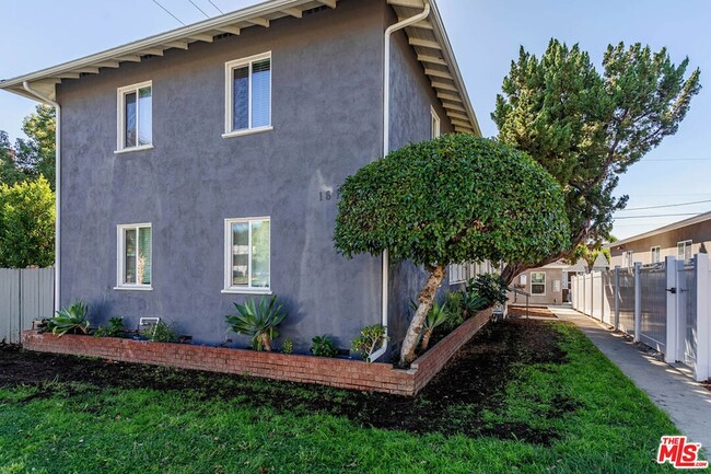 Building Photo - 1818 W Glenoaks Blvd