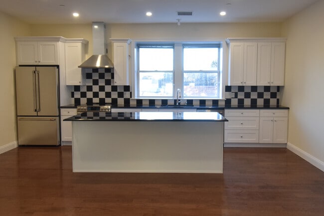 Kitchen - 6384 Mill St