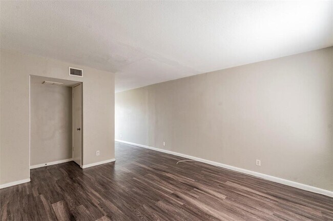 Foto del edificio - 5812 Sweeney Cir