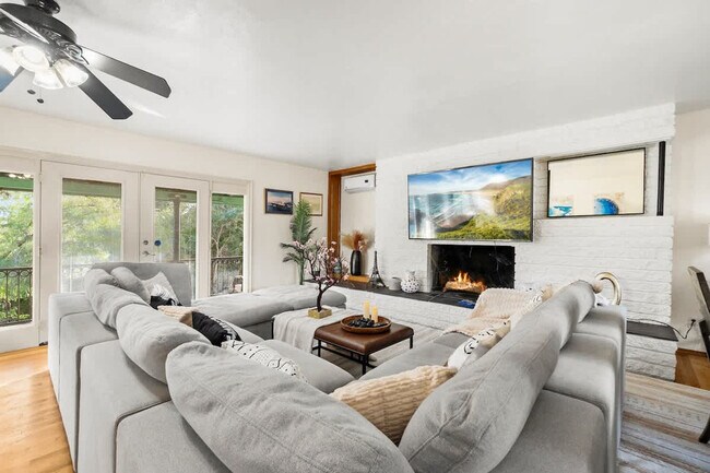 Foto del edificio - 4989 Randlett Dr