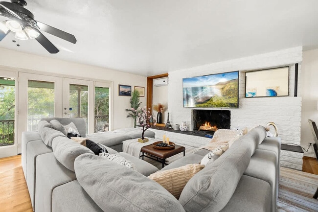 Building Photo - 4989 Randlett Dr