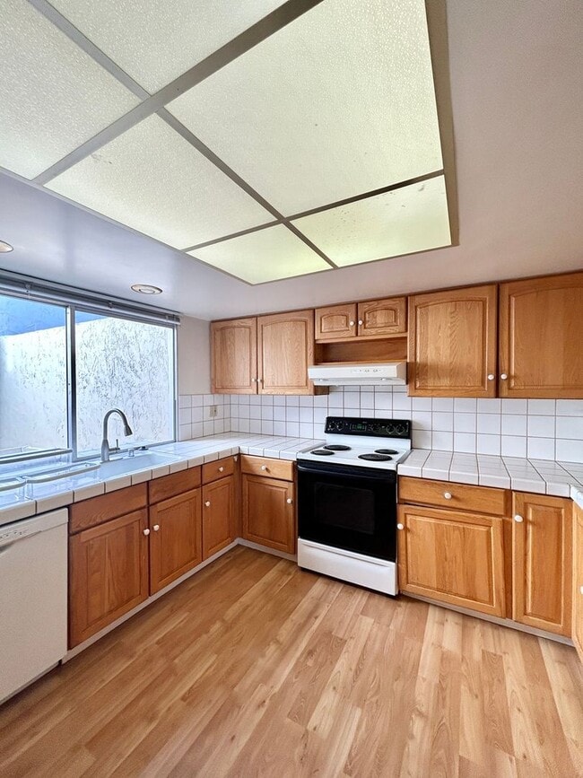 Foto del edificio - Spacious 3-Bed/2.5-Bath Townhome with Bonu...