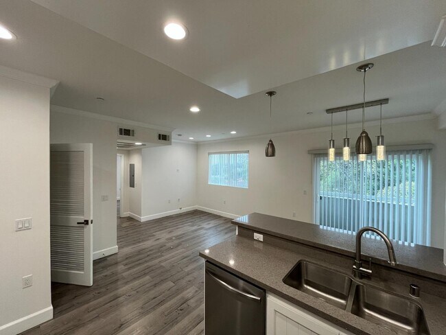 Foto del edificio - 14915 Roscoe Blvd