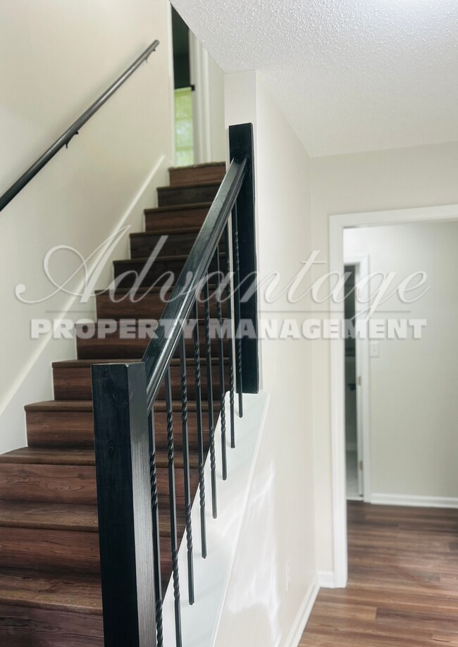 Building Photo - Spacious Home that has been fully renovate...