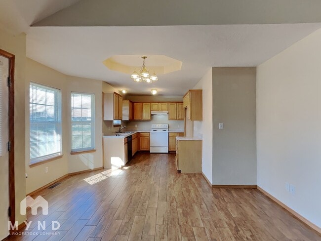 Building Photo - 701 N Pinewood Ave