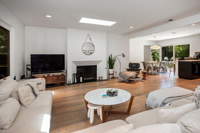 Foto del edificio - San Roque Home w/Spacious Backyard and Hom...