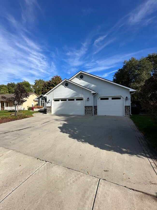 Building Photo - 3B/2B Home in downtown Eagle!