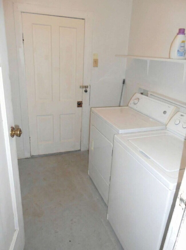 Building Photo - Awesome 2 Bed 1 Bath! Available June 1st!