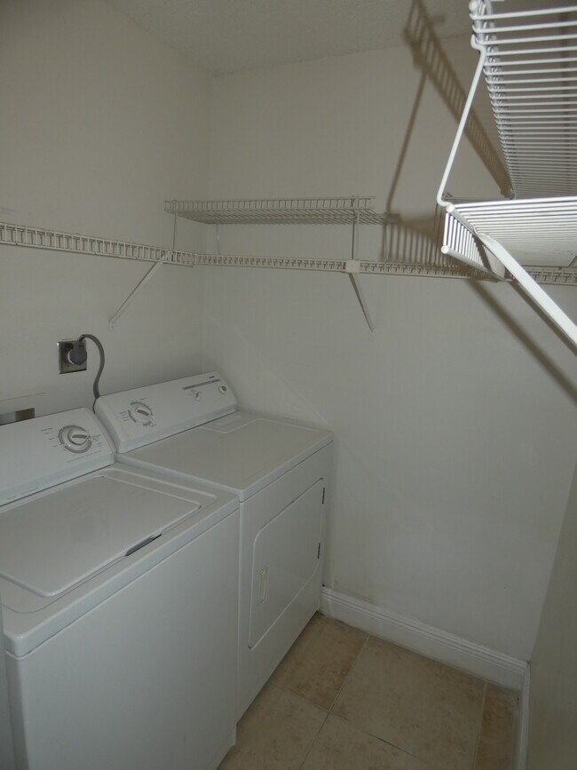 Building Photo - 1281 SW 46th Ave